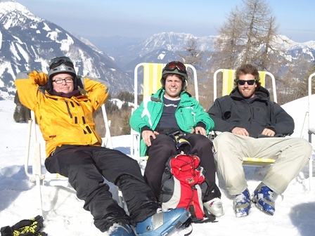© Simon Welebil FM4 Luis und Alf von Kommando Elefant mit Simon Welebil in Liegestühlen im Schnee.